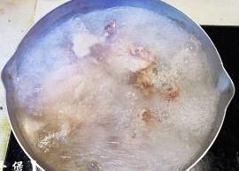 蓮藕玉米排骨湯的做法 步骤2