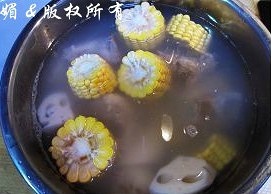 蓮藕玉米排骨湯的做法 步骤4