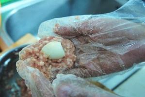炸鵪鶉蛋肉丸的做法 步骤2
