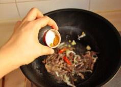 肉絲燒黃花菜的做法 步骤3
