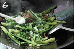 豆豉鯪魚炒油麥菜的做法 步骤6