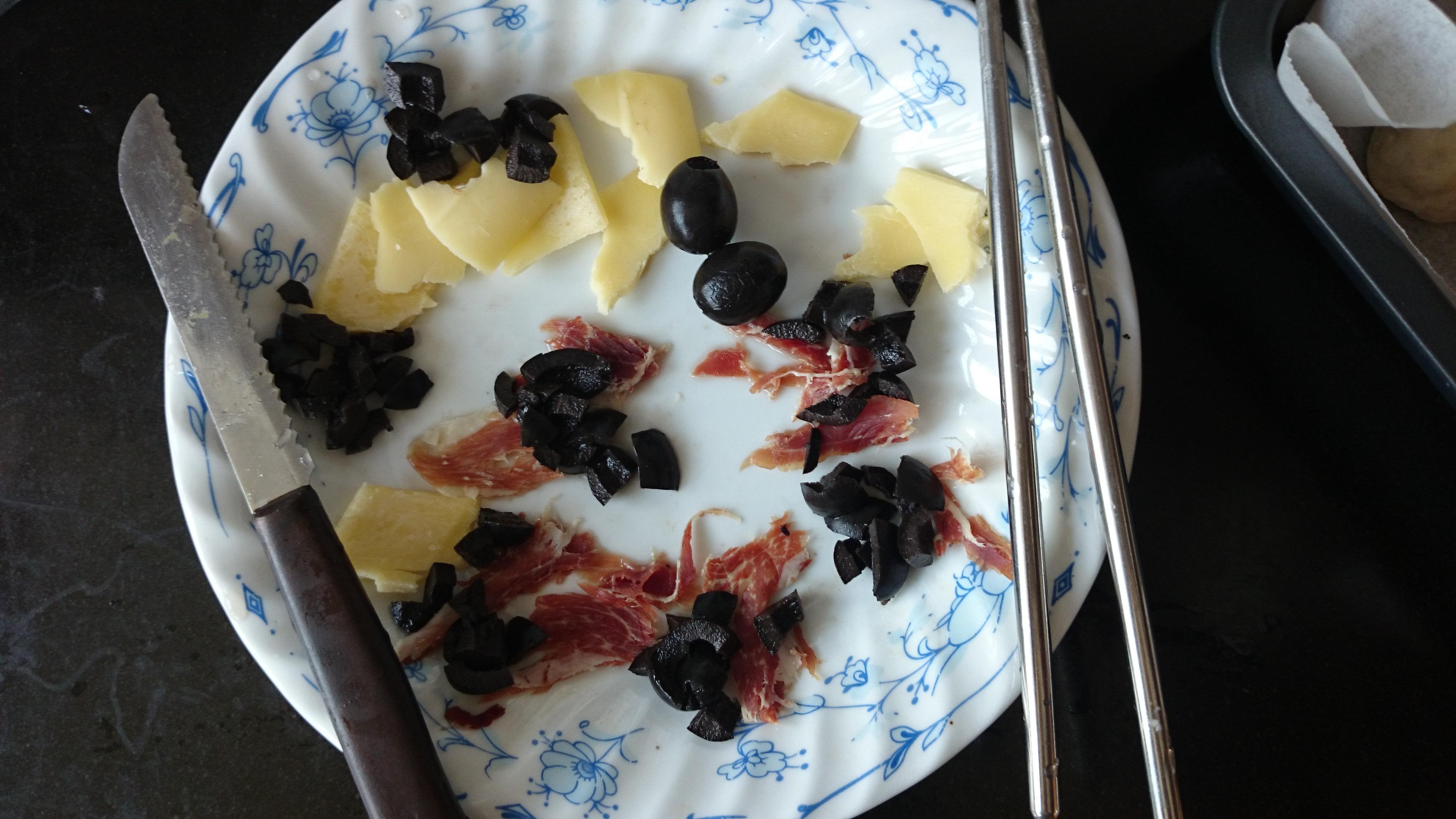 馬蘇裏拉乳酪黑橄欖火腿小餐包 無糖無油——瑞喵的獵奇實驗室的做法 步骤4