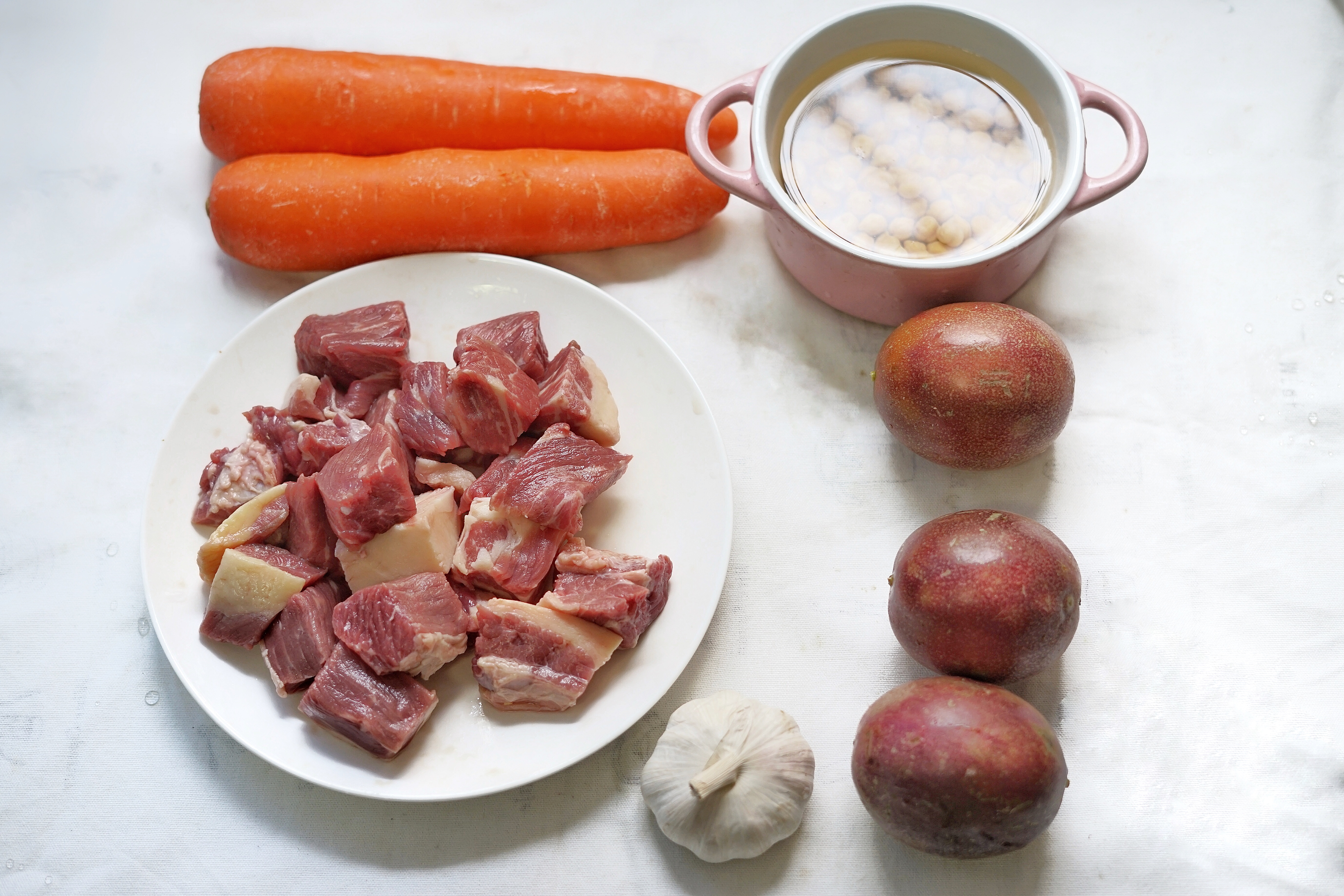 百香果胡蘿蔔鷹嘴豆燉牛腩的做法 步骤1