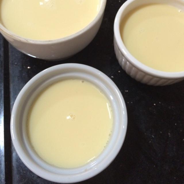 美容養顏的牛奶燉蛋的做法 步骤3