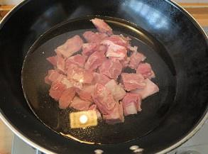 咖哩羊肉配香煎饅頭片的做法 步骤3