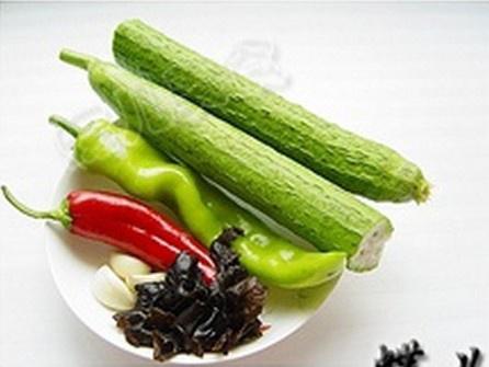 青紅椒木耳蠔油炒絲瓜的做法 步骤1