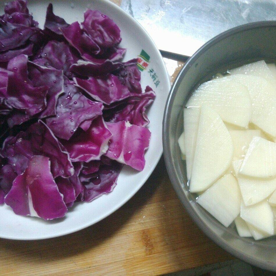 紫甘藍炒土豆的做法 步骤1