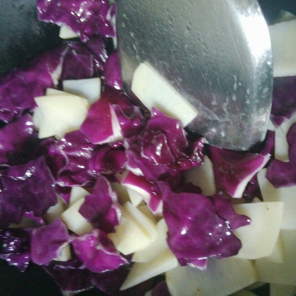 紫甘藍炒土豆的做法 步骤2