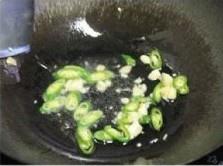 紫蘇豉醬炒石螺的做法 步骤3