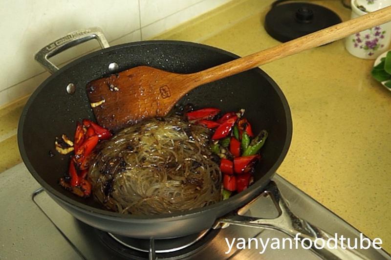 紅薯粉絲煲 Glass Noodle Hotpot的做法 步骤3