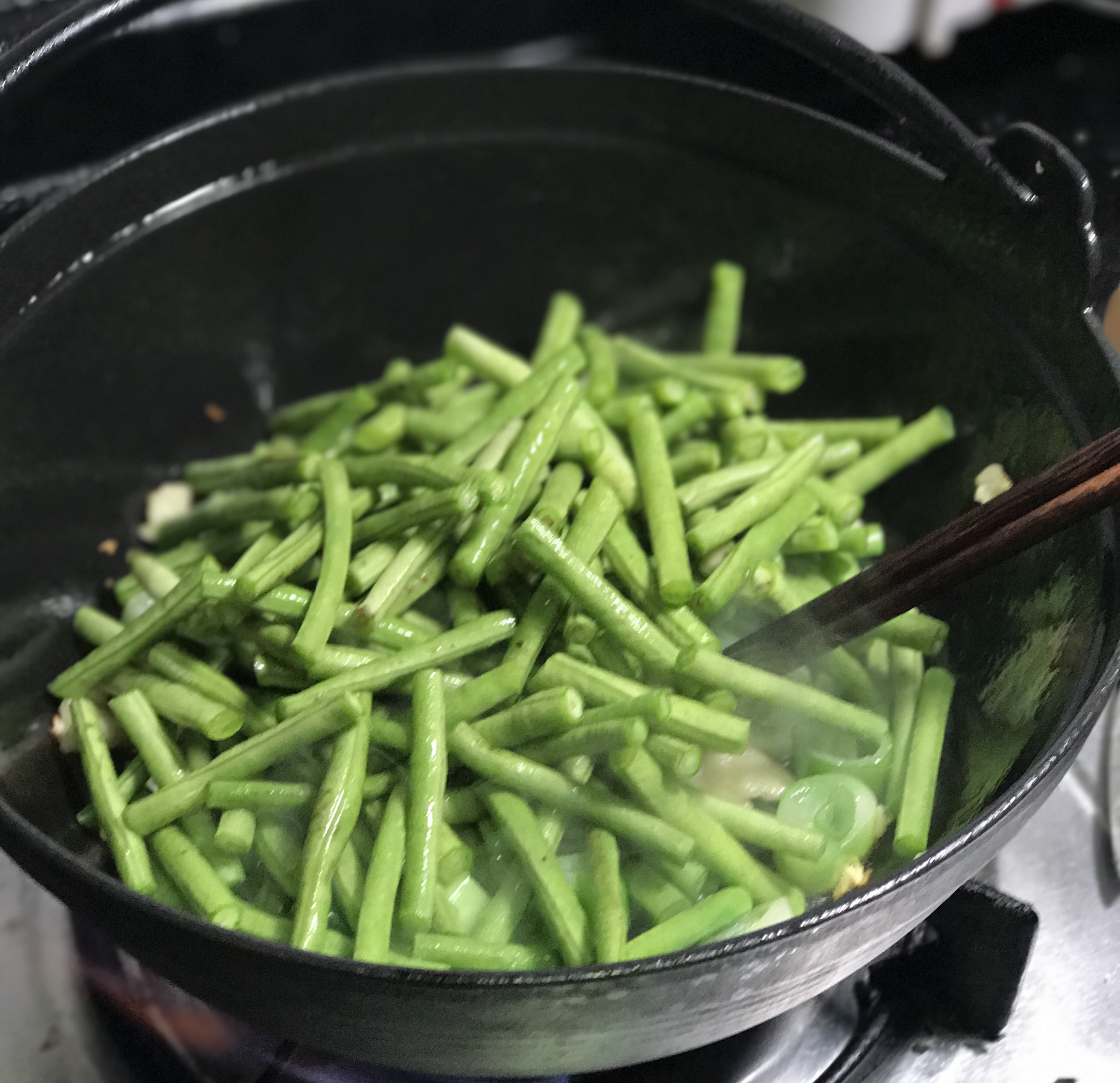 木魚花豆角燜冷飯的做法 步骤3