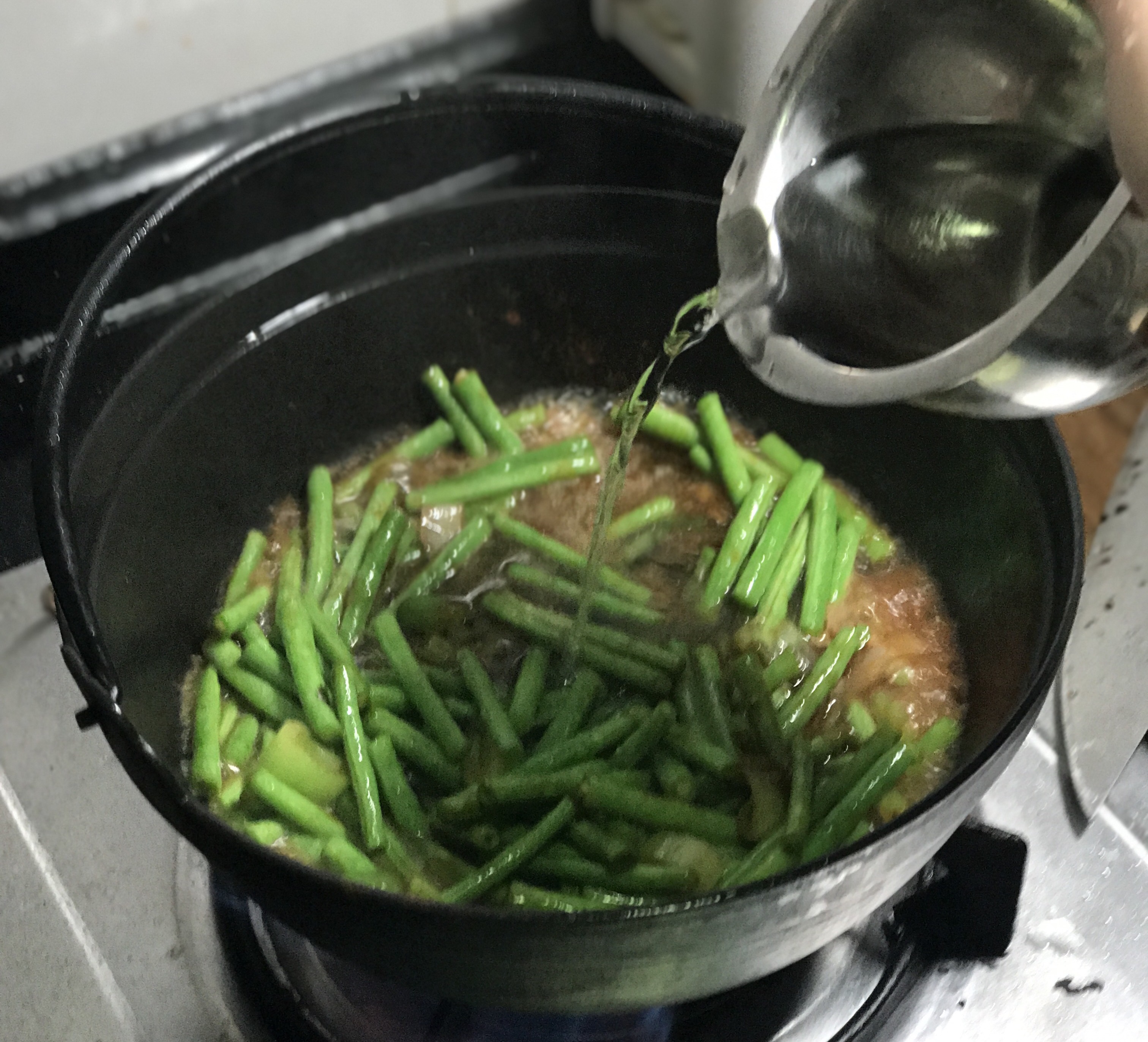 木魚花豆角燜冷飯的做法 步骤4