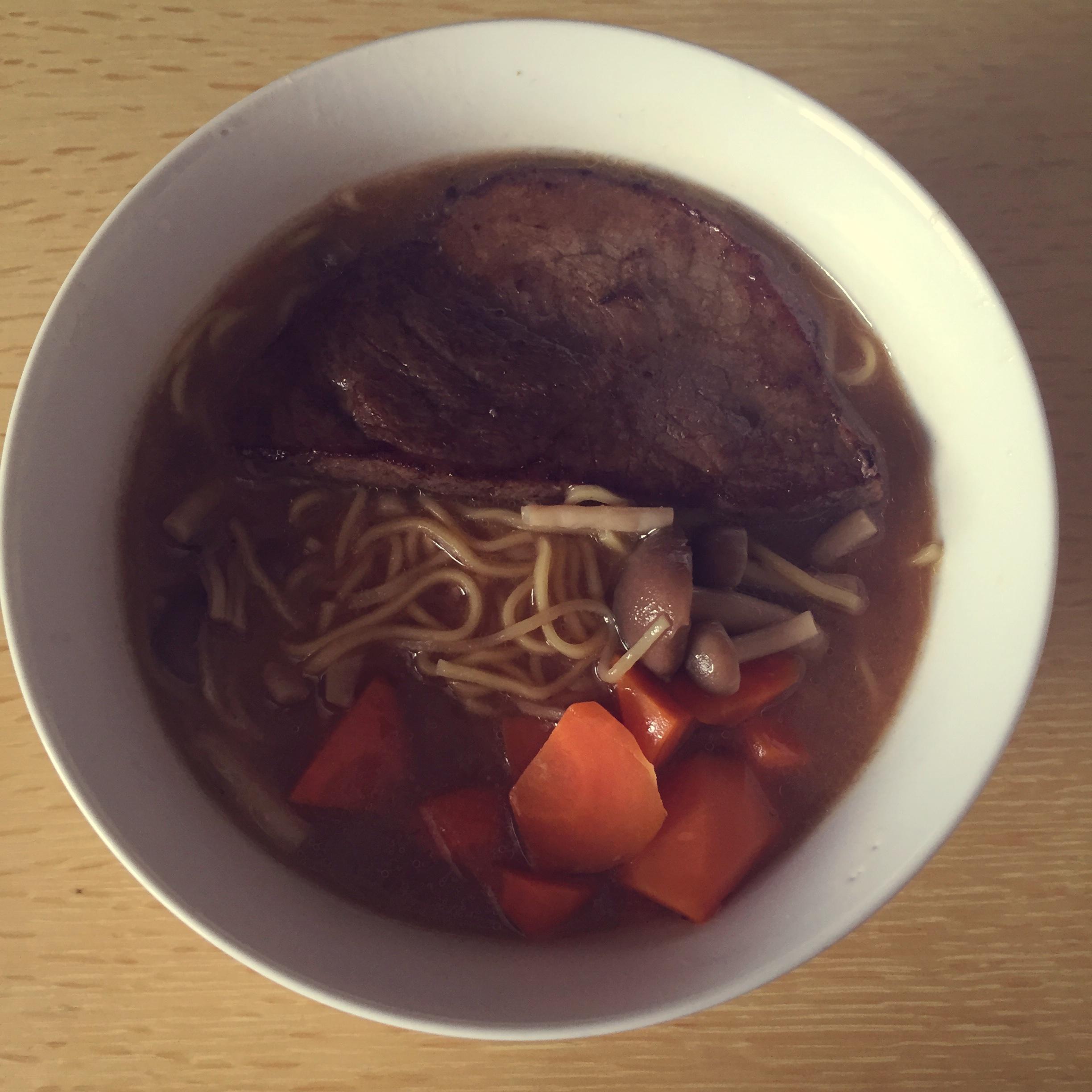 味增湯麪with黑椒牛排紅蘿蔔滑菇的做法 步骤1