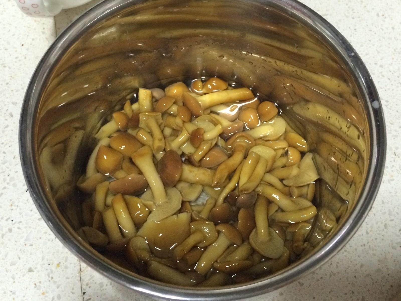 《昨日的美食》之滑菇鴨兒芹味噌湯的做法 步骤3