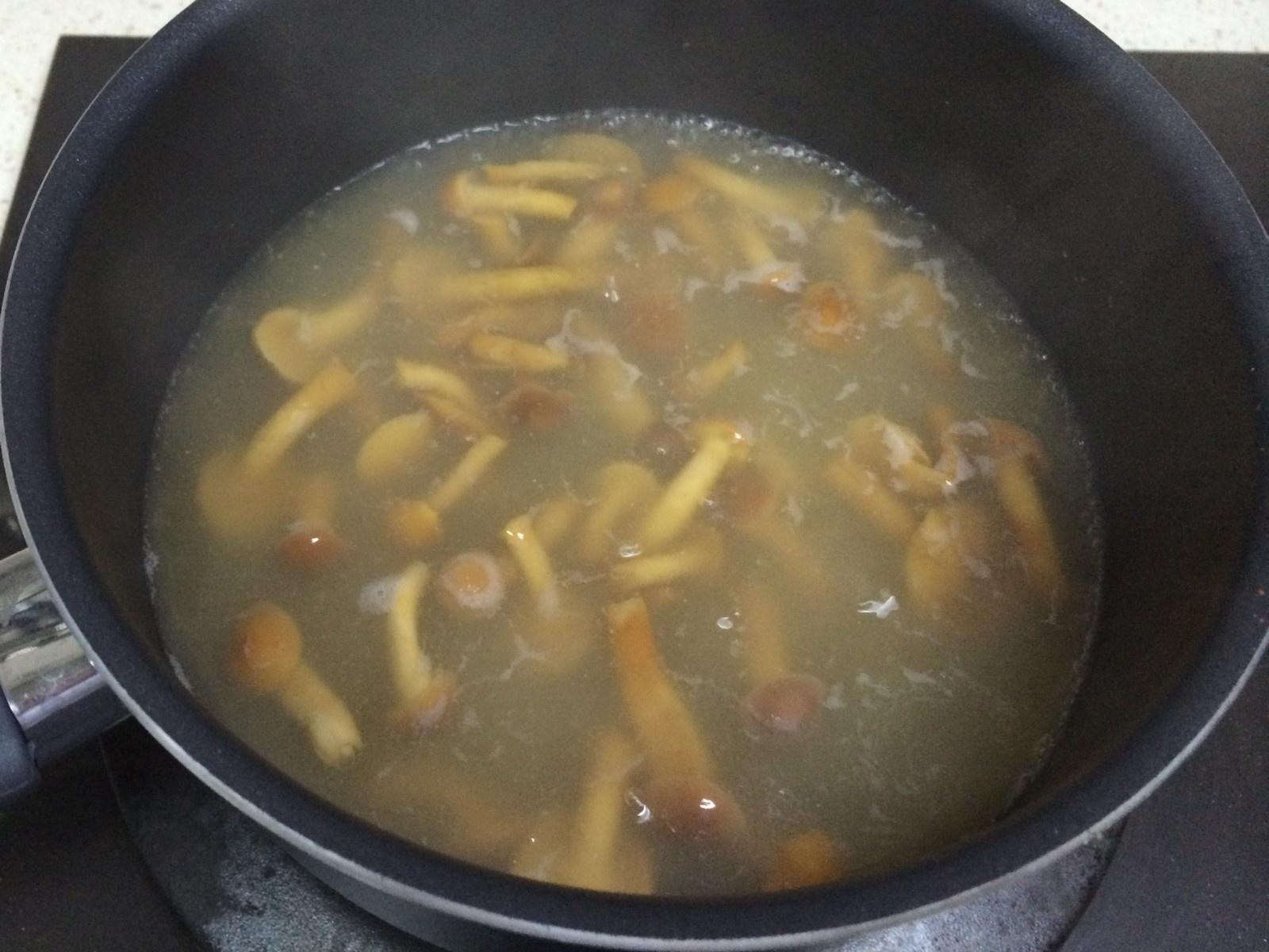 《昨日的美食》之滑菇鴨兒芹味噌湯的做法 步骤5