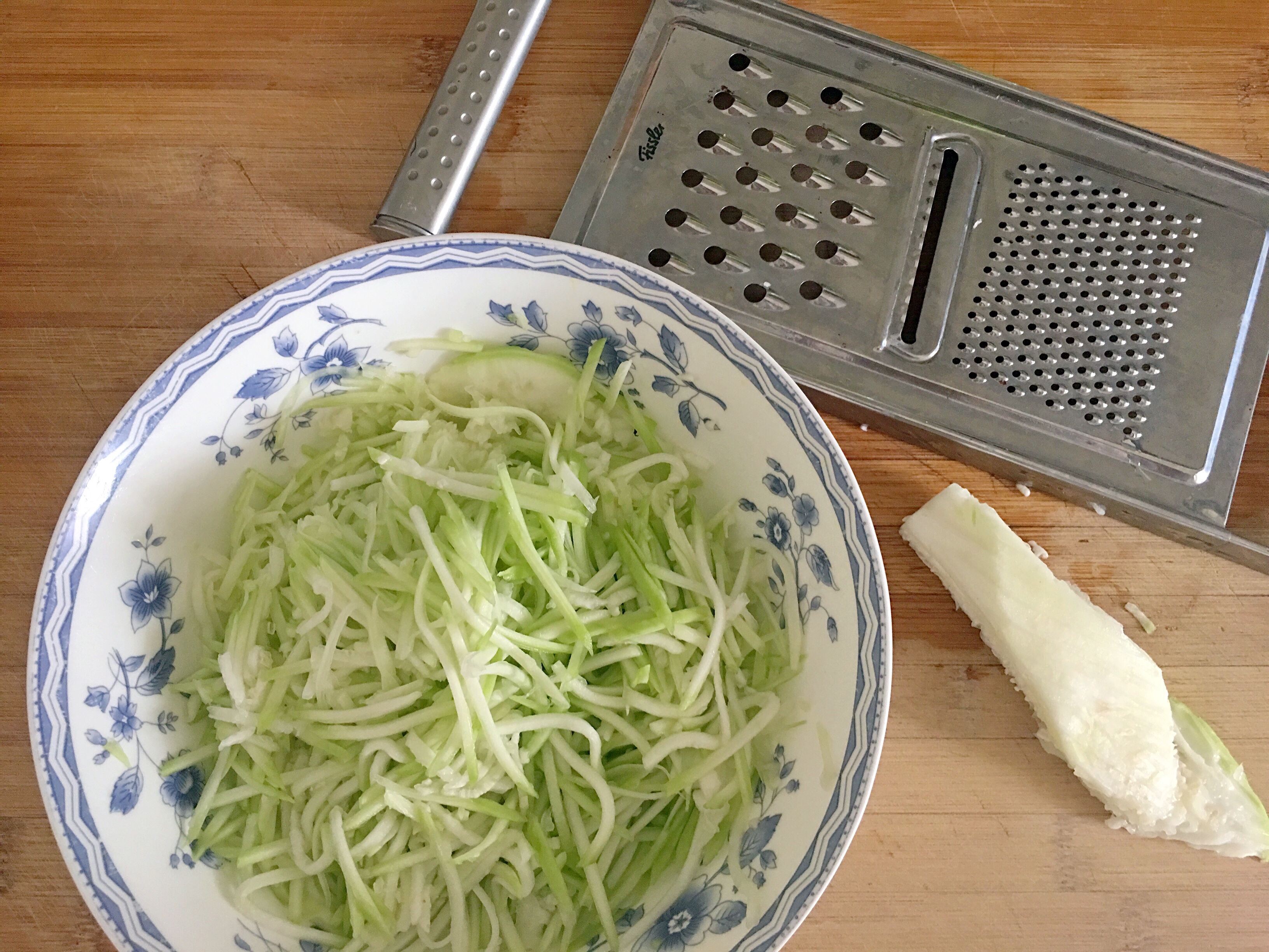 瓠子瓜海米餃子的做法 步骤3