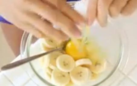 驚喜健康早餐－香蕉雞蛋無麪粉的法式煎餅的做法 步骤2