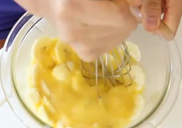 驚喜健康早餐－香蕉雞蛋無麪粉的法式煎餅的做法 步骤3