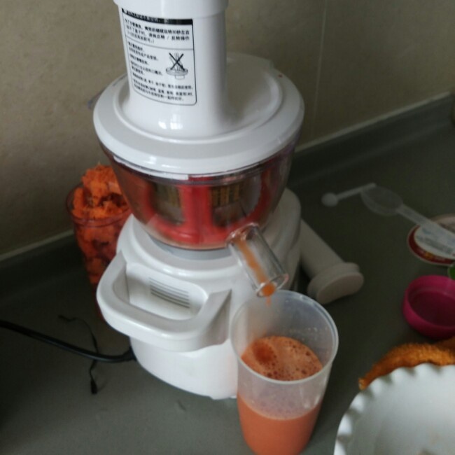 減肥果汁：番茄蘋果胡蘿蔔汁的做法 步骤2
