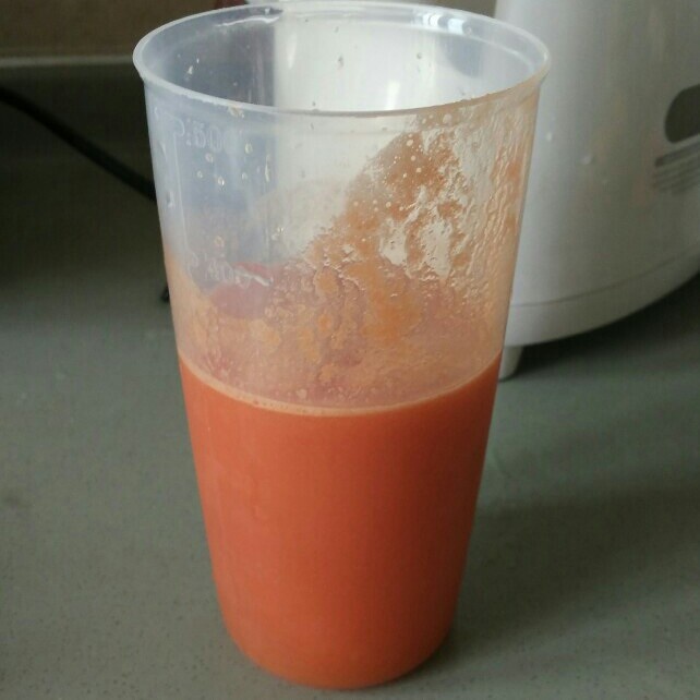 減肥果汁：番茄蘋果胡蘿蔔汁的做法 步骤3