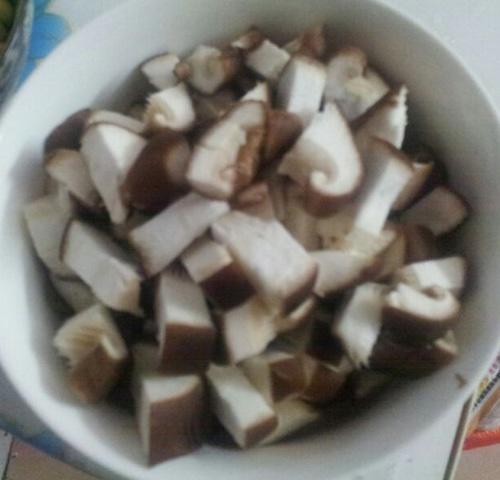 香菇榨菜炒毛豆的做法 步骤1