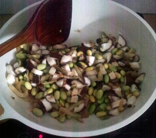 香菇榨菜炒毛豆的做法 步骤3