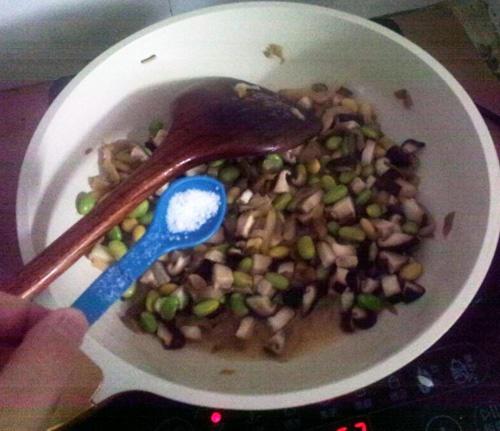 香菇榨菜炒毛豆的做法 步骤4