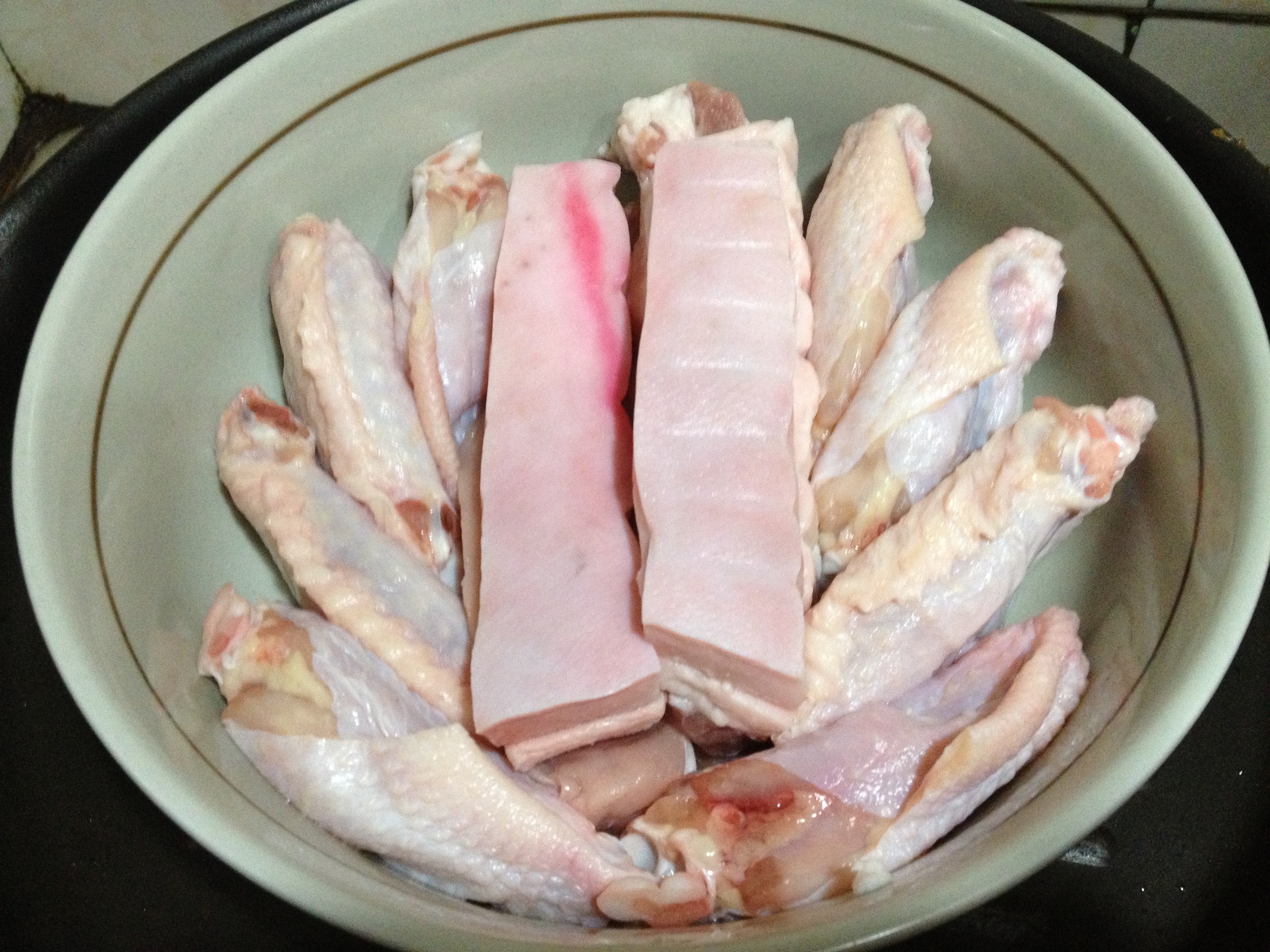快手菜必備：肉類（五花肉、雞翅）的醃製的做法 步骤1