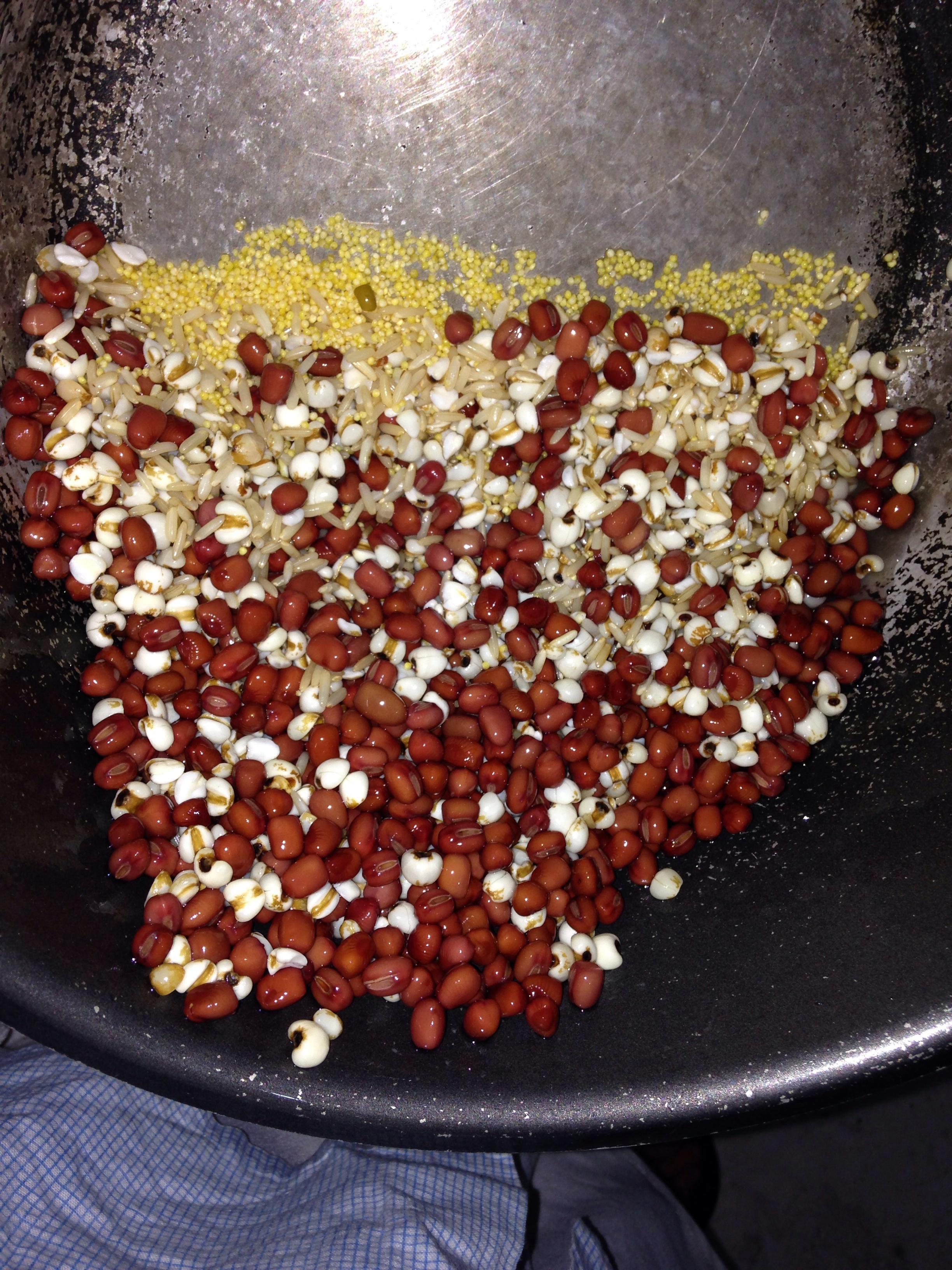 紅豆薏仁小米糙米桂圓紅棗粥的做法 步骤2