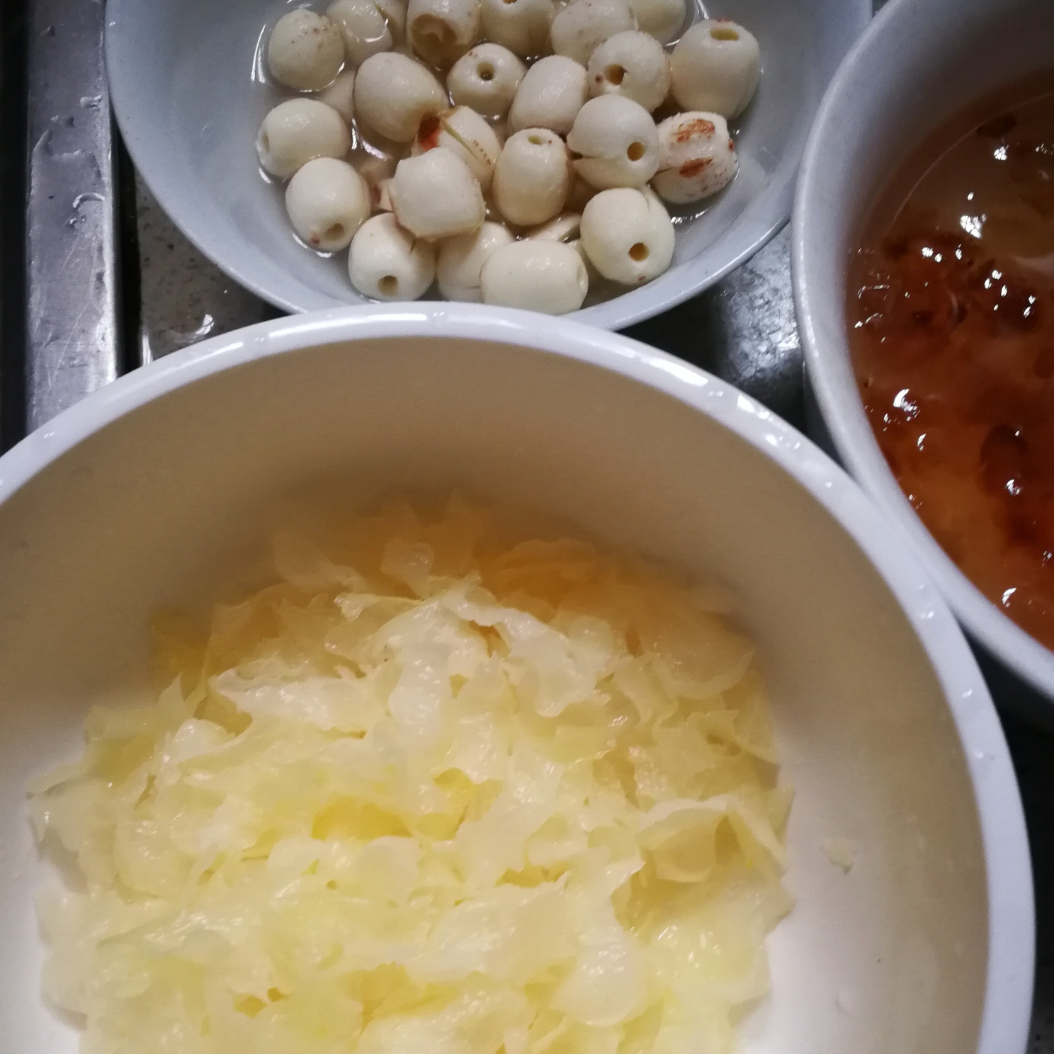 紫薯桃膠銀蓮羹的做法 步骤2