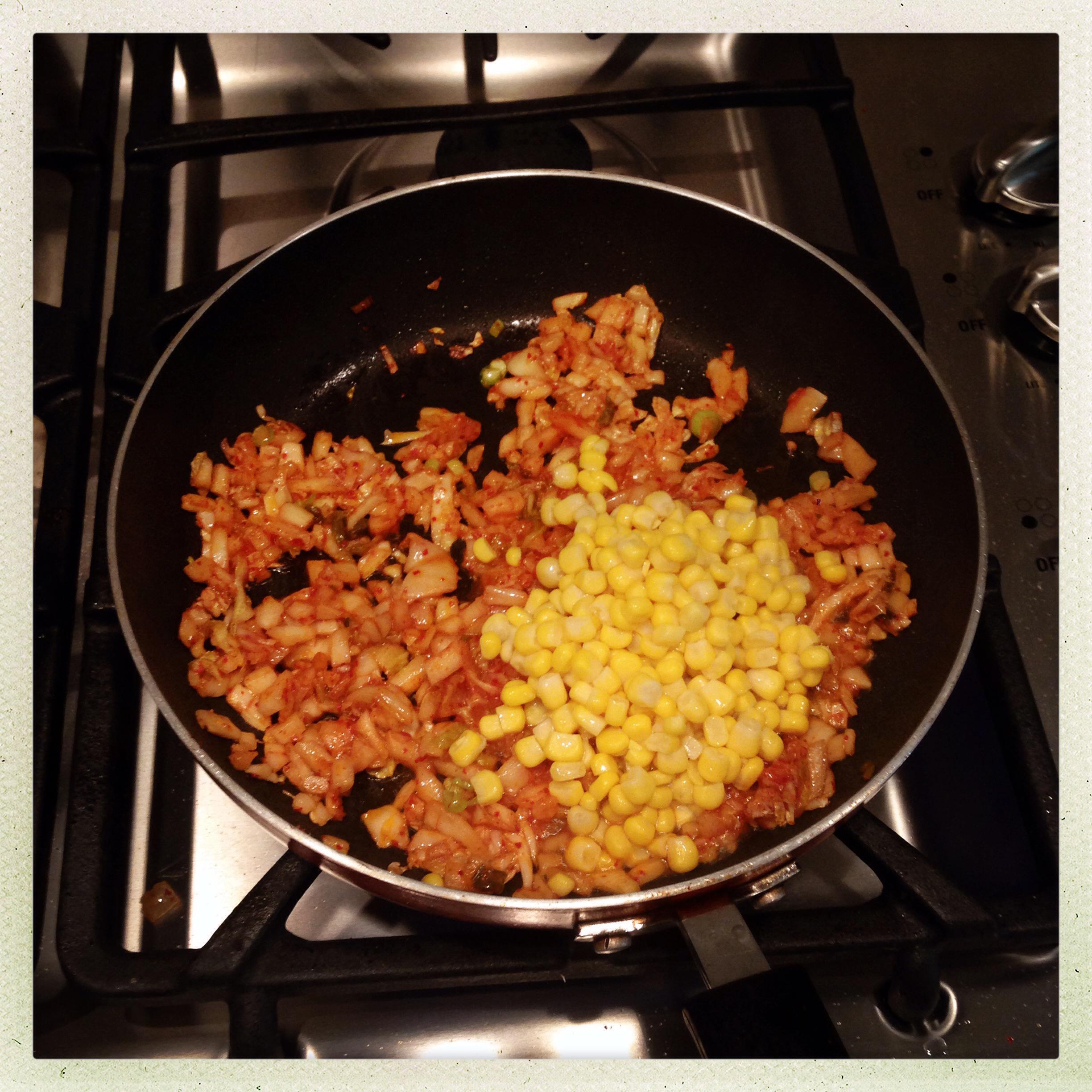 火爐火版 芝士泡菜玉米炒飯的做法 步骤3