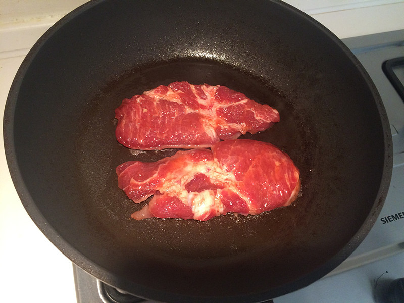 超簡單平底鍋叉燒肉，多汁味濃不能再快手的做法 步骤3