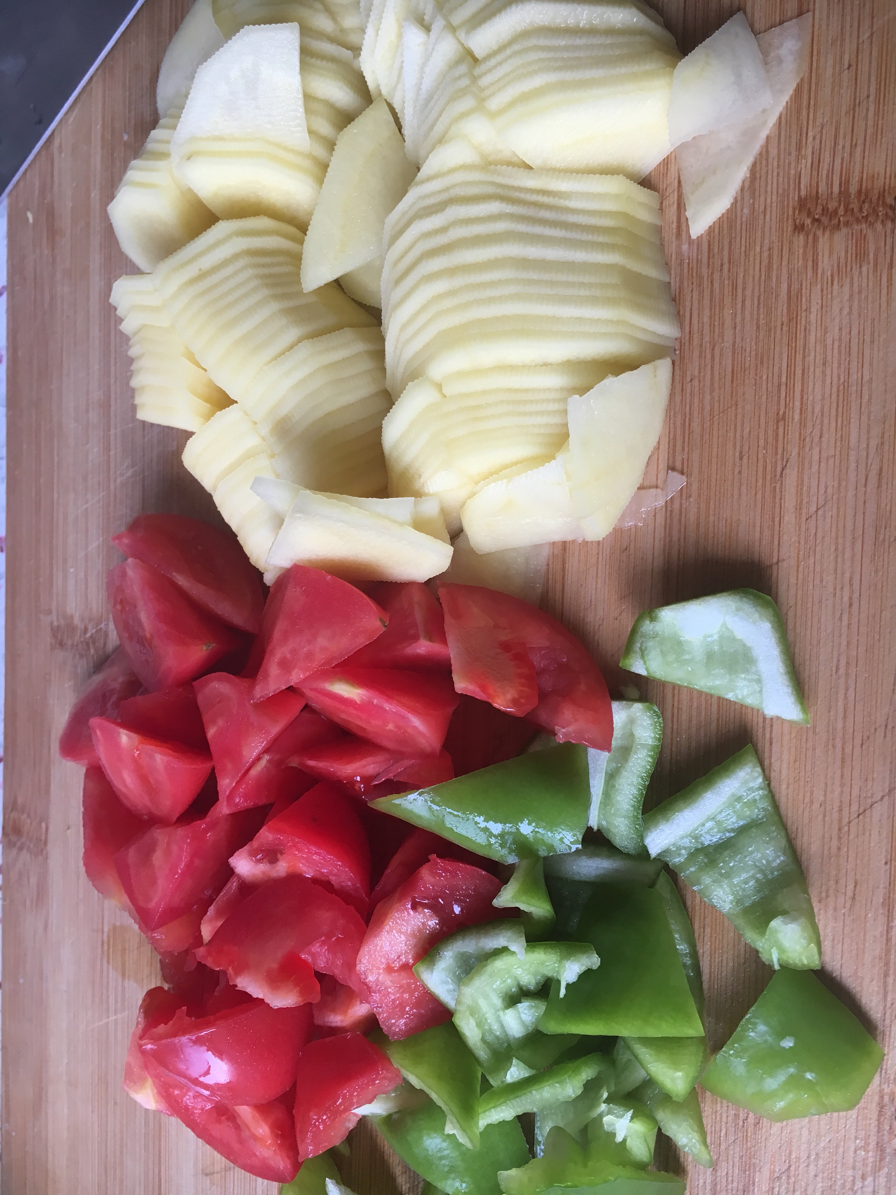 超級下飯菜紅綠燈（番茄辣椒炒土豆）的做法 步骤2