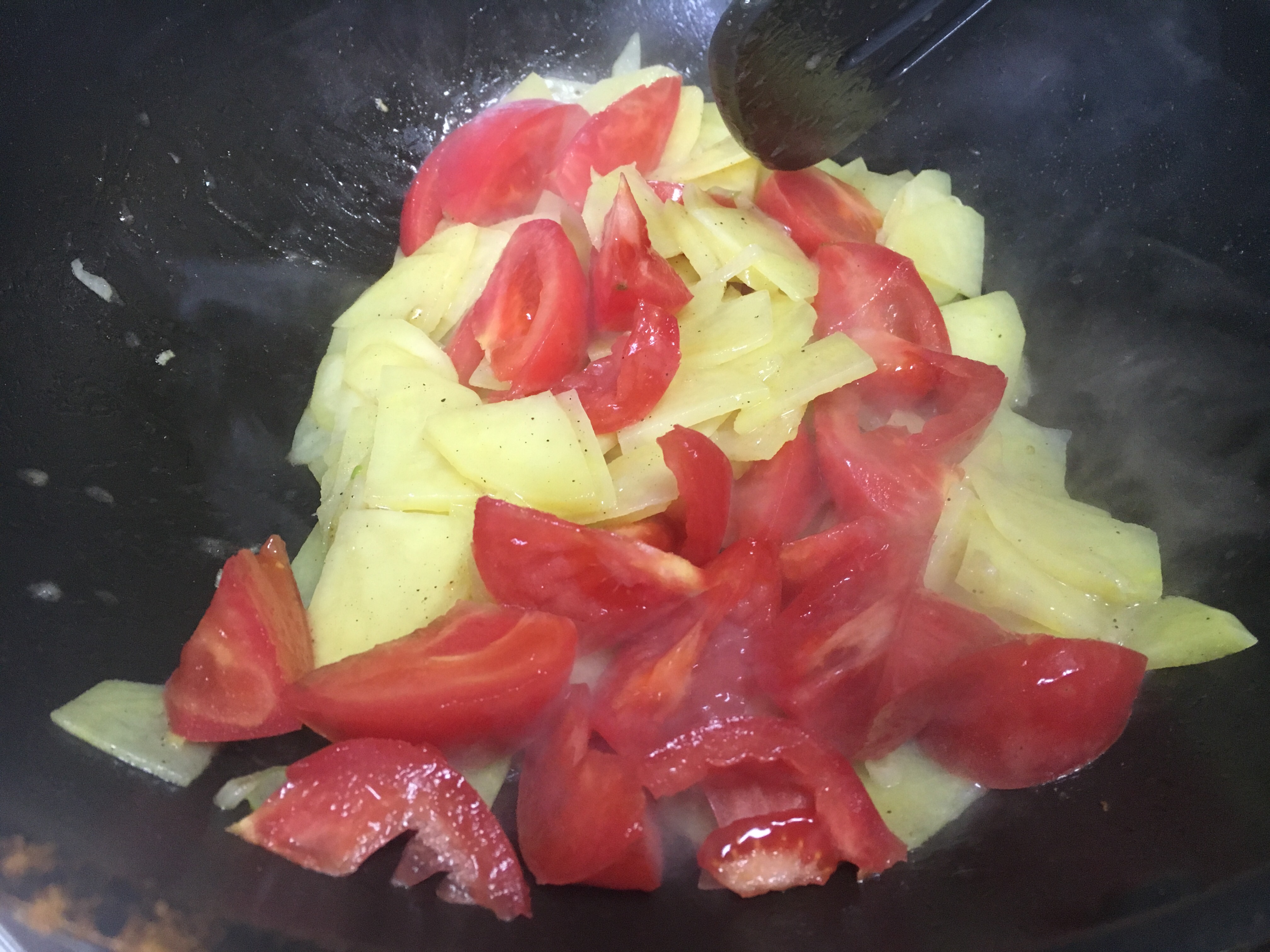 超級下飯菜紅綠燈（番茄辣椒炒土豆）的做法 步骤5