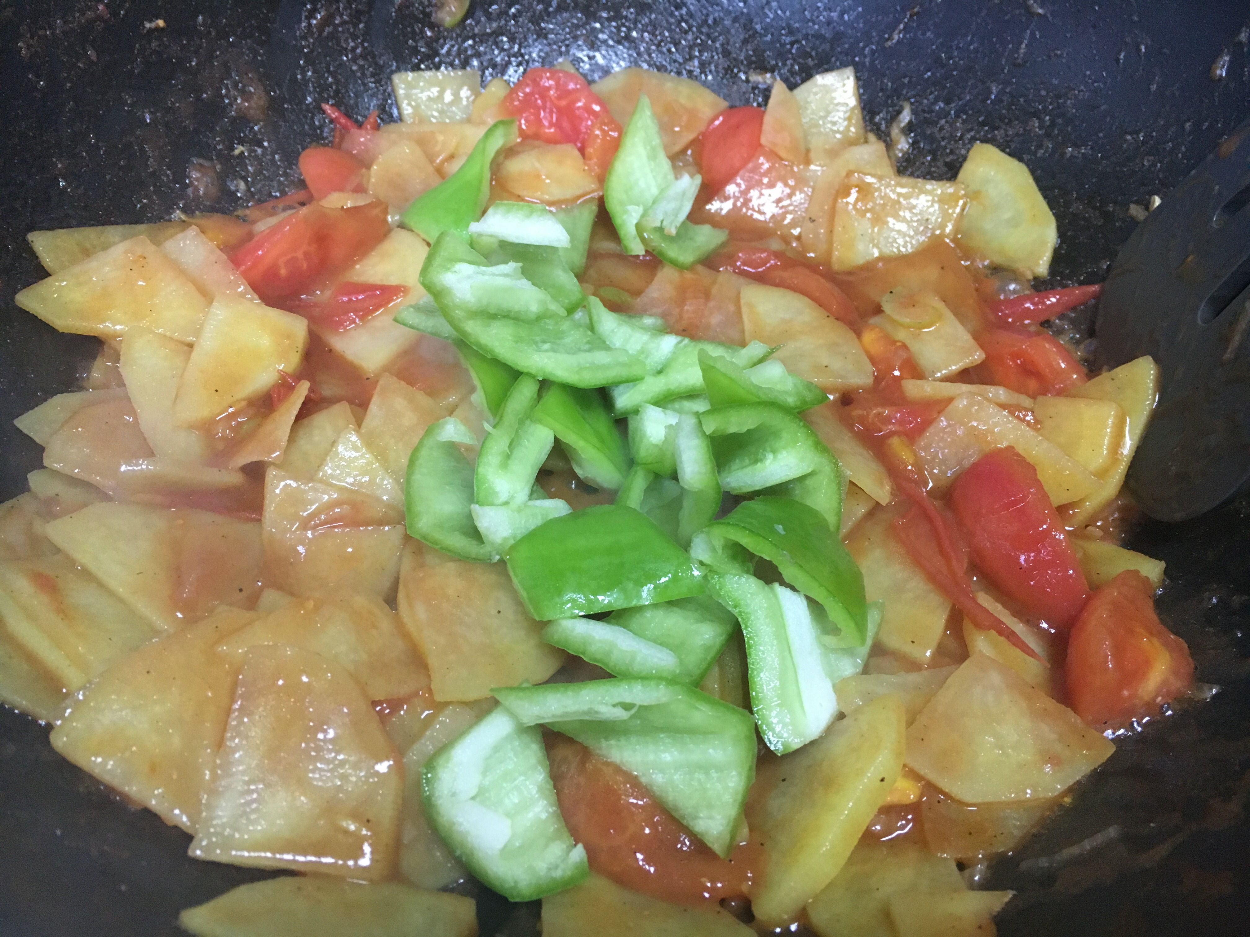 超級下飯菜紅綠燈（番茄辣椒炒土豆）的做法 步骤6