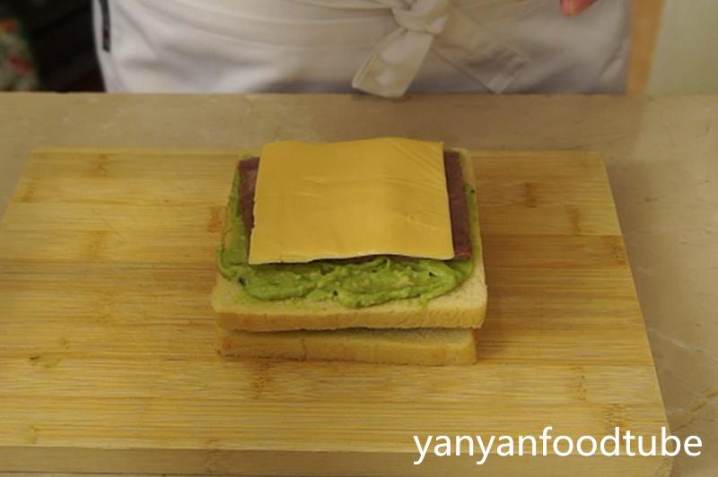 牛油果早餐三明治 Avocado Breakfast Toasted Sandwich的做法 步骤4