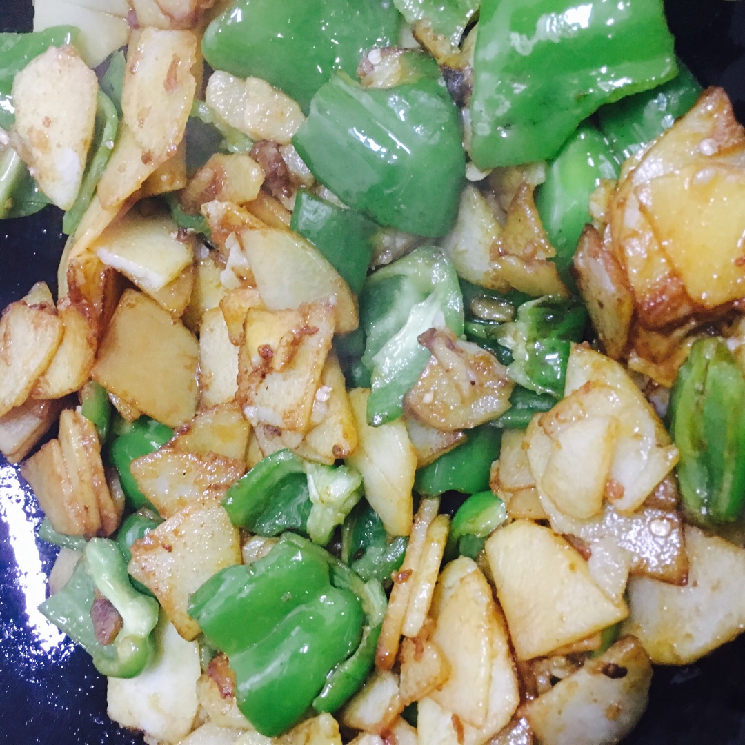 青椒土豆，素菜也可以香香的的做法 步骤2