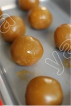 廣式蓮蓉蛋黃月餅的做法 步骤3