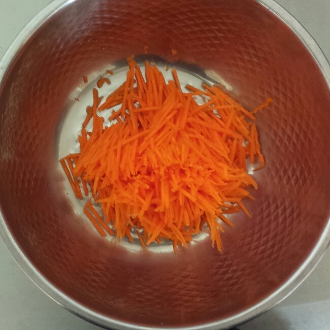 寶寶食譜胡蘿蔔絲煎蛋的做法 步骤1
