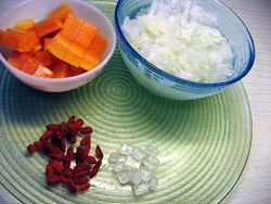 木瓜枸杞銀耳湯的做法 步骤2