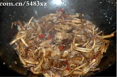 幹鍋茶樹菇的做法 步骤6