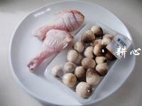 草菇炒雞腿肉的做法 步骤1