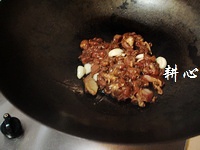 草菇炒雞腿肉的做法 步骤7