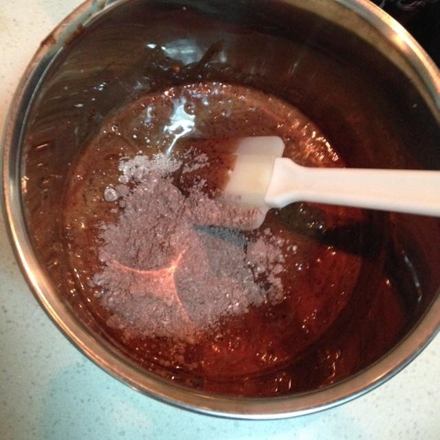 （免烤）巧克力杯子蛋糕(*☻-☻*)的做法 步骤3