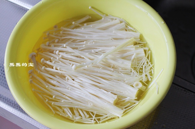 熗拌金針菇幹豆腐絲的做法 步骤2