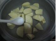 土豆臘肉燉火鍋的做法 步骤2