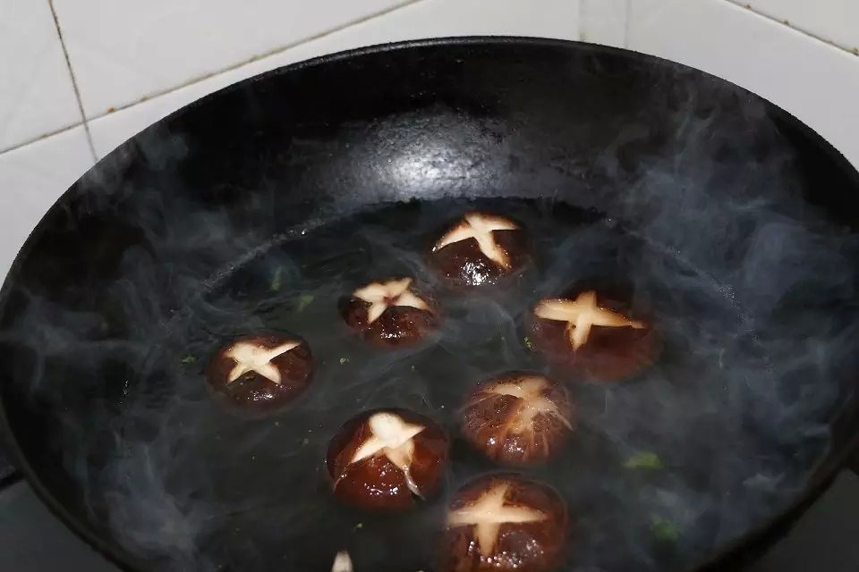 西蘭花耗油香菇的做法 步骤3