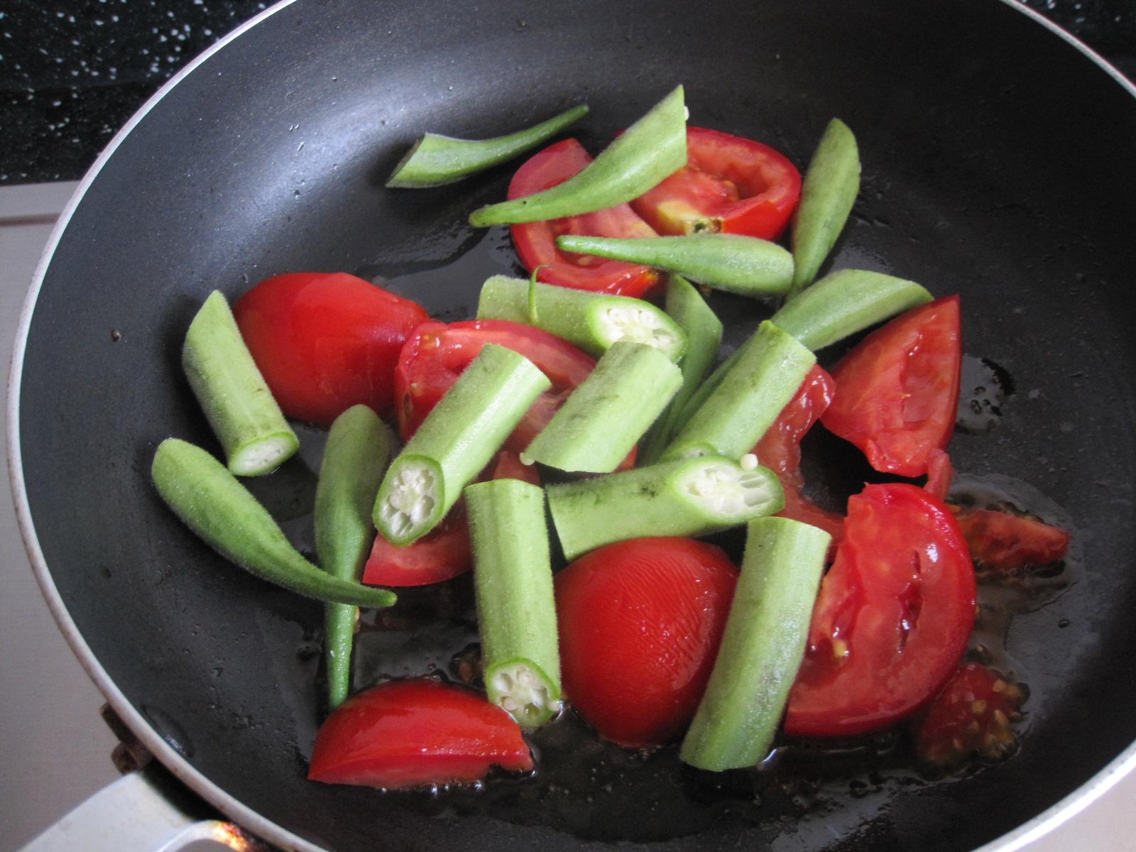 番茄絲瓜煮秋葵的做法 步骤4