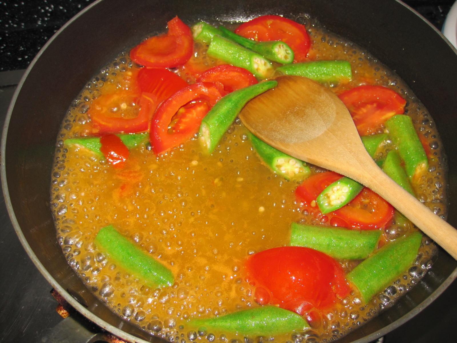 番茄絲瓜煮秋葵的做法 步骤5