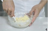 紅蓮蓉奶油皮月餅的做法 步骤4